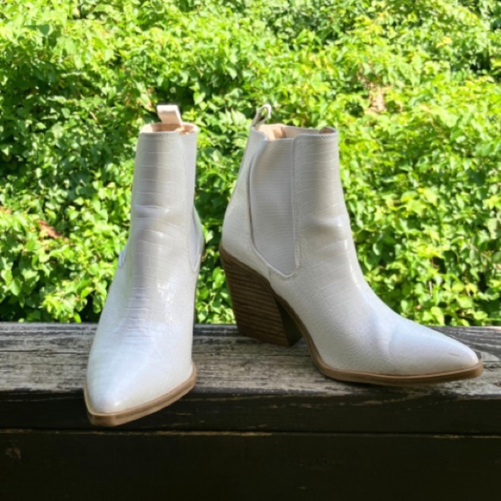 Barn Babe White Faux Croc Western Booties‎ 9/40 | Block Heel Pointed Toe